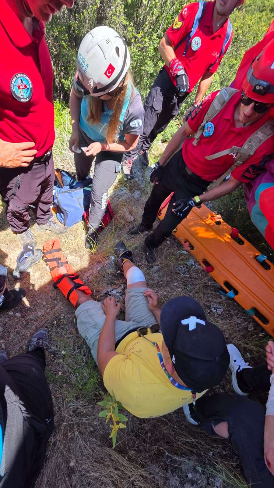 Rus Turisti Kurtarmak İçin Ekipler Zamanla Yarıştı: Babadağ'da Yamaç Paraşütü Kazası, Pilot ve Yolcu Yaralandı 4